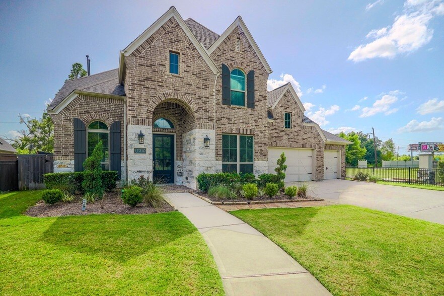 17010 Harper's Way in Conroe, TX - Building Photo