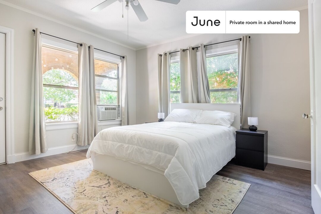 Private bedroom in 4 bed/2 bath Home in Dallas, TX - Building Photo