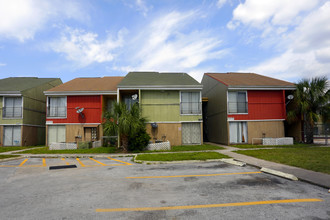 Valencia Village Apartments in Tampa, FL - Building Photo - Building Photo