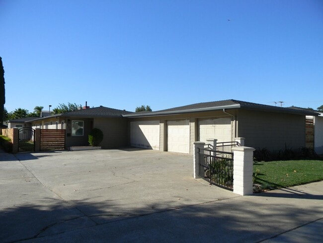 450 N Cypress St in Orange, CA - Building Photo - Building Photo