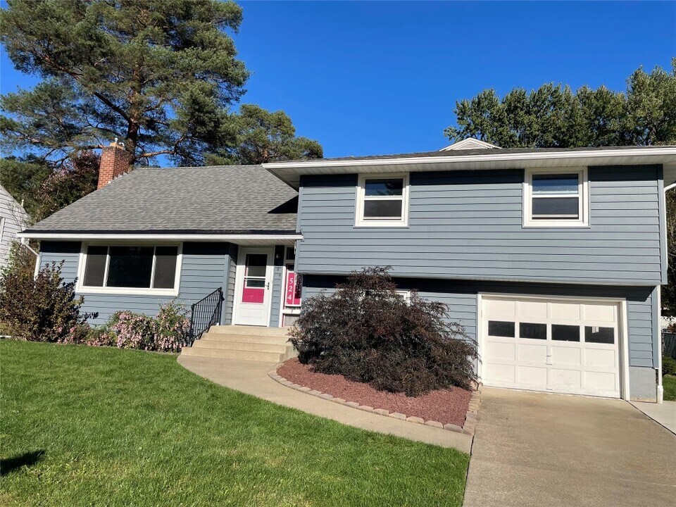 524 Winston Dr in Endicott, NY - Building Photo