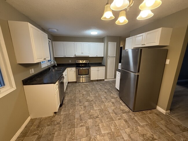 607-613 13 St in Cold Lake, AB - Building Photo - Building Photo