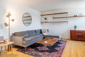740 N Kings Rd, Unit 318 in Los Angeles, CA - Building Photo - Building Photo