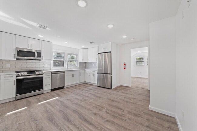 41 Hoffman St in South Hackensack, NJ - Building Photo - Building Photo