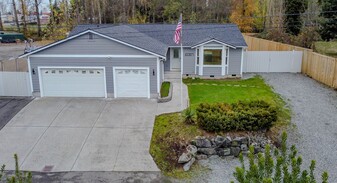 10307 11th St E in Edgewood, WA - Building Photo