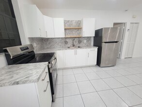 2365 SW 21st Ave in Miami, FL - Foto de edificio - Building Photo