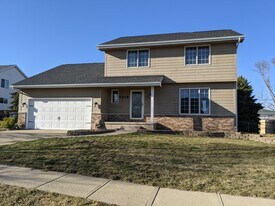 5618 Skyline Ct NW in Cedar Rapids, IA - Building Photo