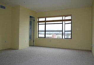 350 E Mission St in San Jose, CA - Building Photo - Building Photo