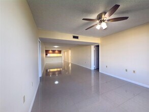 1701 Whitehall Dr in Davie, FL - Building Photo - Building Photo
