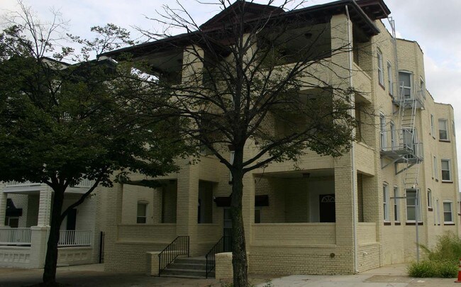 2425 Lakeview Ave