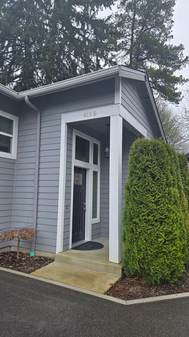 418 N 4th Ave SW in Tumwater, WA - Foto de edificio - Building Photo