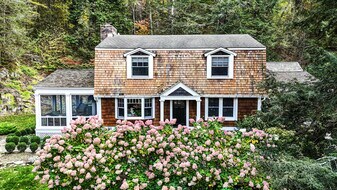 102 W Woods Rd in Sharon, CT - Building Photo