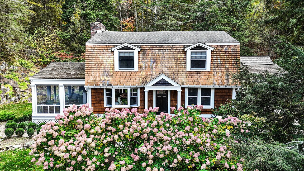 1 W Woods Rd in Sharon, CT - Building Photo