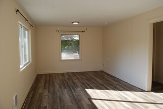 1043 SW Baker St in McMinnville, OR - Foto de edificio - Building Photo