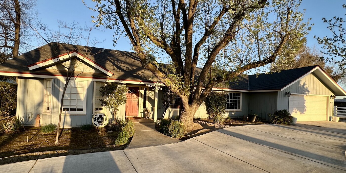 8521-20 1/2 20 1/2 Ave in Lemoore, CA - Building Photo