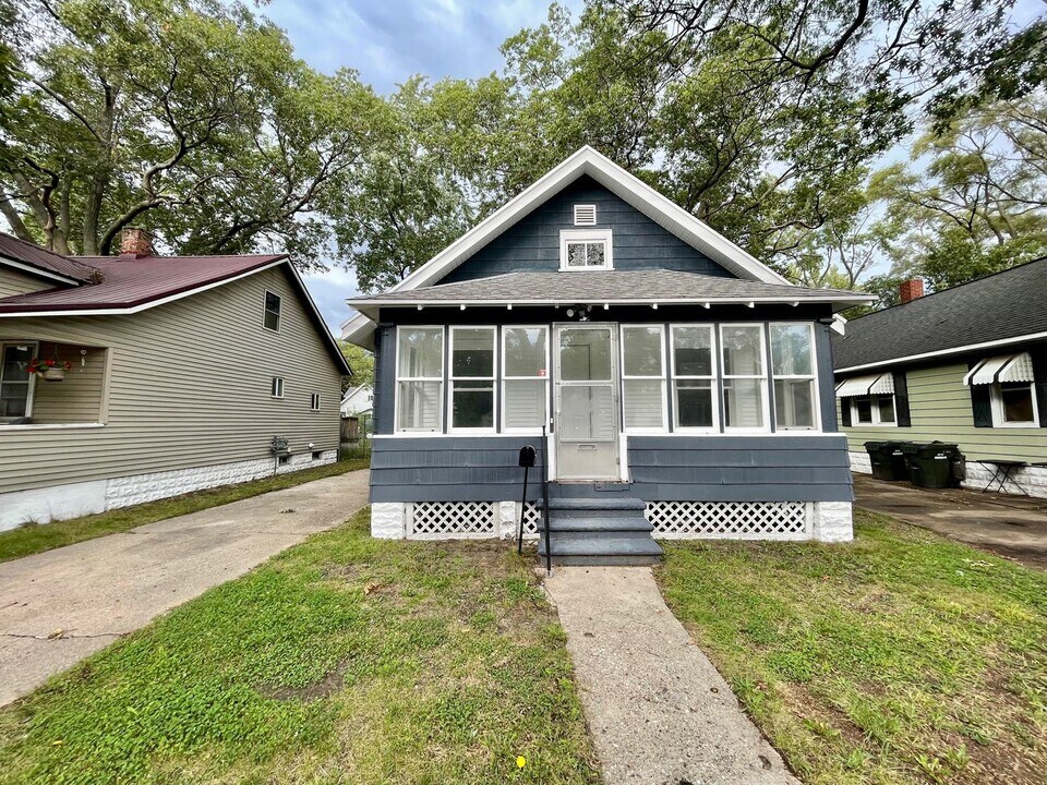 884 Emerson Ave in Muskegon, MI - Building Photo