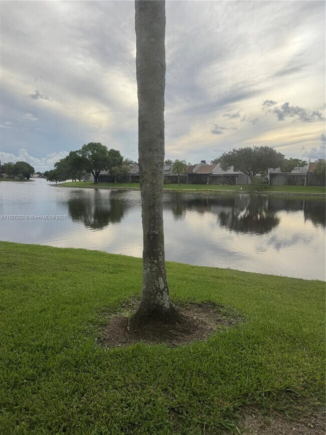 1226 N Hiatus Rd in Pembroke Pines, FL - Foto de edificio - Building Photo