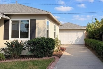 1505 N Rosewood Ave, Unit A1017 in Santa Ana, CA - Foto de edificio - Building Photo