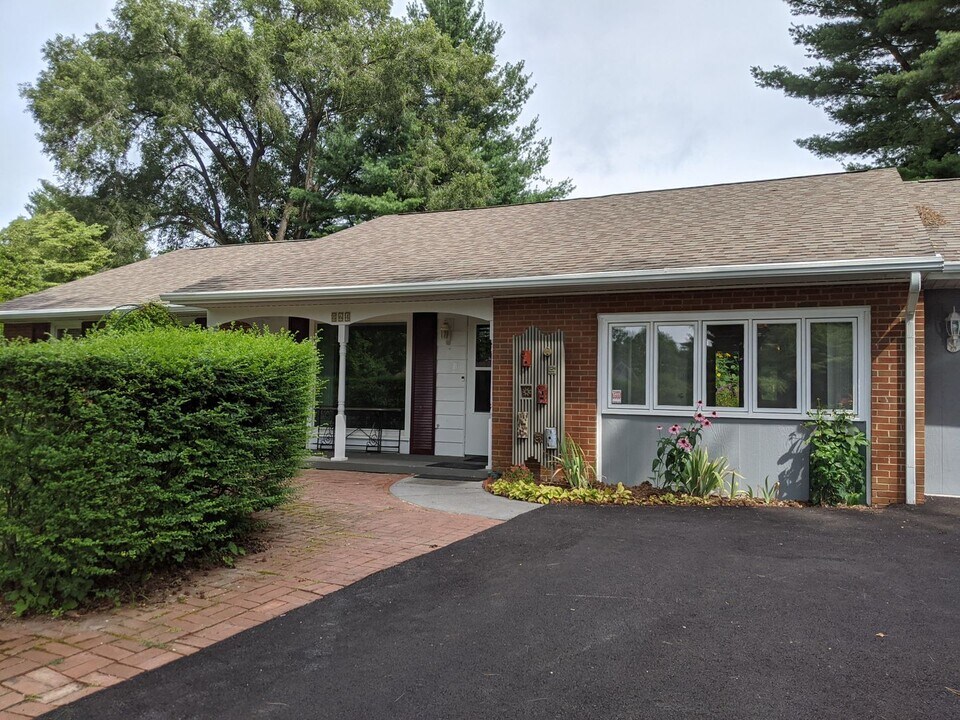 864 Hutcheson Dr in Blacksburg, VA - Building Photo