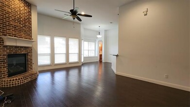406 Running Bear Ct in Euless, TX - Building Photo - Building Photo