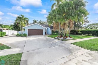 155 Bilbao St in Royal Palm Beach, FL - Building Photo - Building Photo