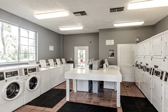 Woodsdale Oaks in Lauderdale Lakes, FL - Foto de edificio - Interior Photo