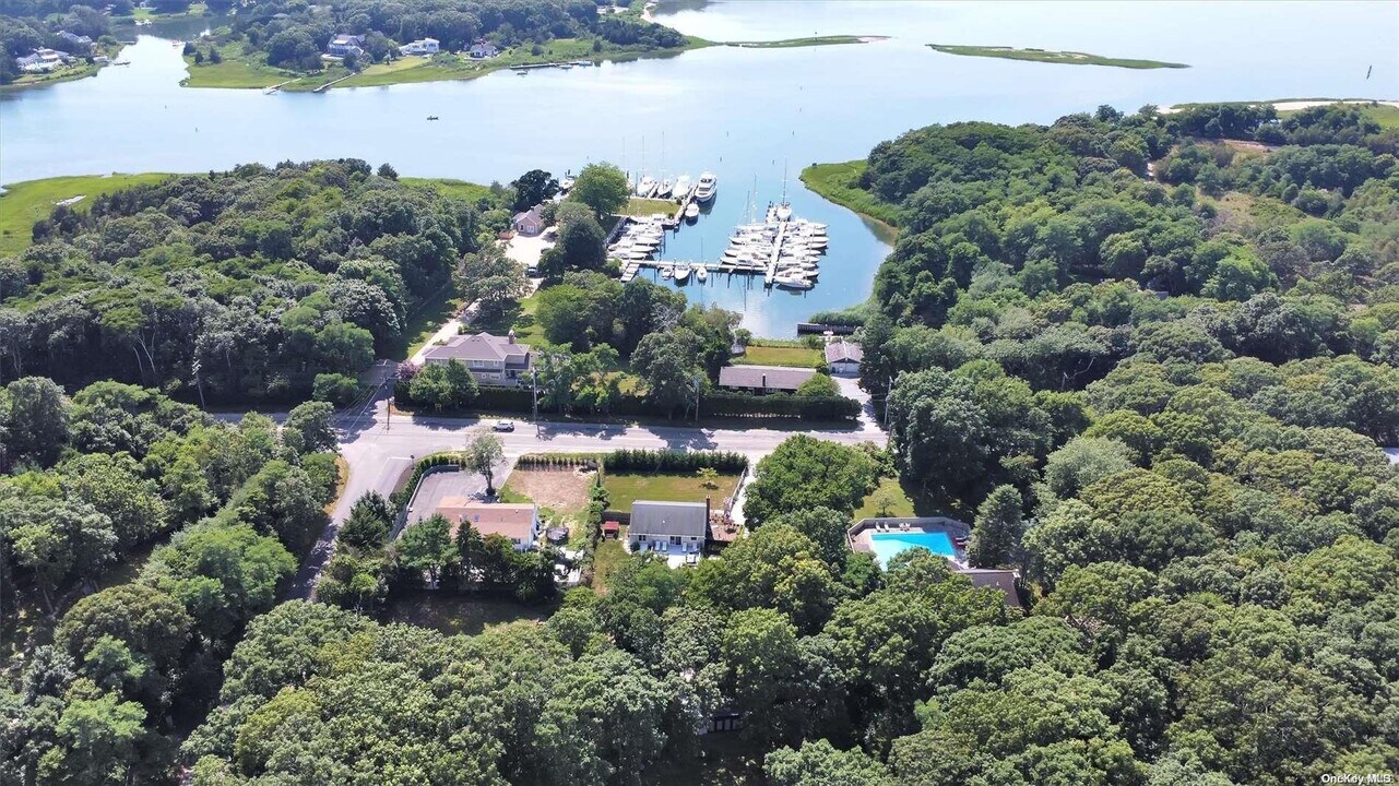 82 Three Mile Harbo Rd in East Hampton, NY - Building Photo