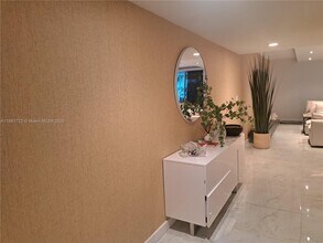 468 Golden Isles Dr in Hallandale Beach, FL - Building Photo - Building Photo