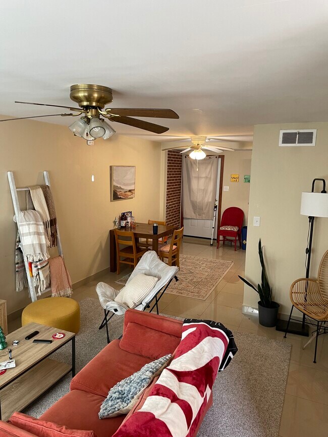 211 Harding Ave, Unit A in Blacksburg, VA - Foto de edificio - Building Photo