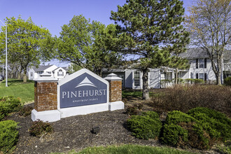 Pinehurst in Kansas City, MO - Foto de edificio - Building Photo