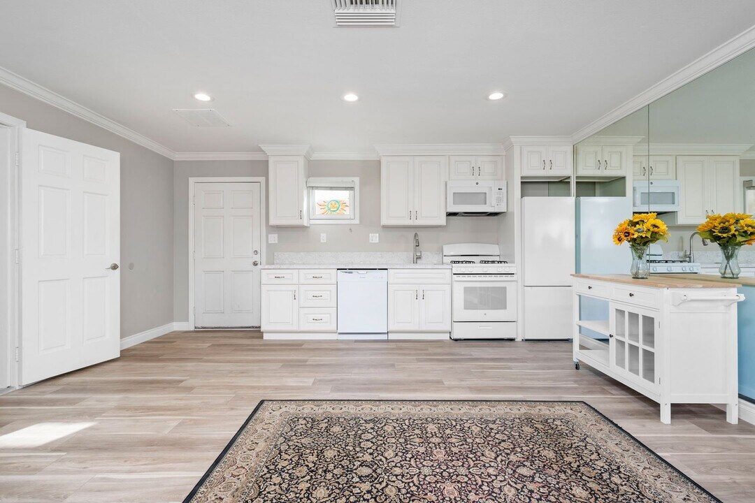 411.5 Fullerton Ave in Newport Beach, CA - Building Photo