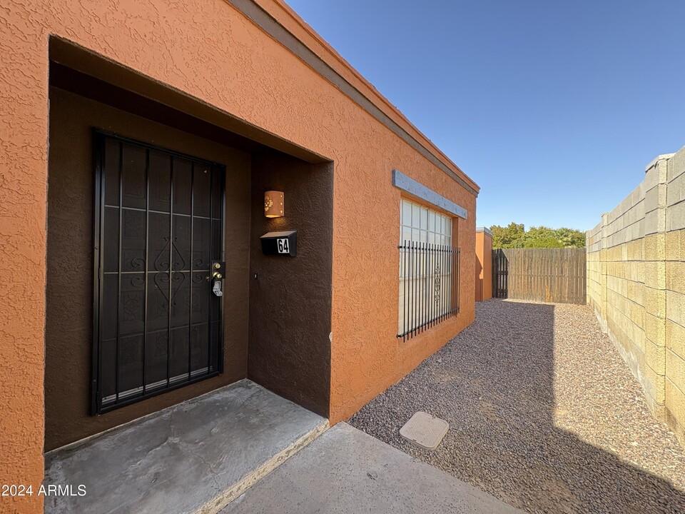 62 E Brown Rd in Mesa, AZ - Building Photo