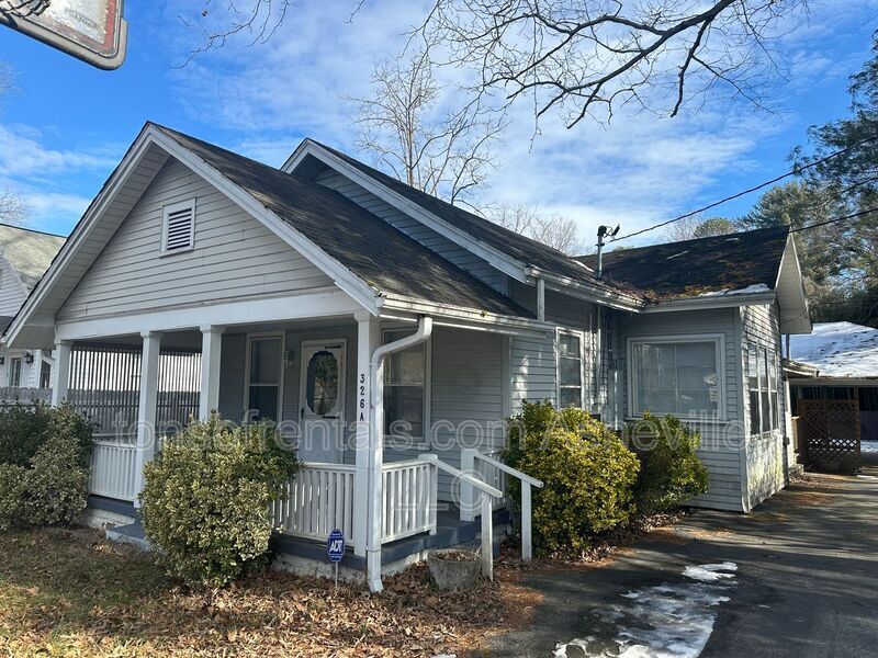 326 Spring St in Hendersonville, NC - Building Photo