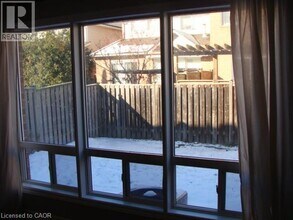 1065 Barclay Cir in Milton, ON - Building Photo - Building Photo