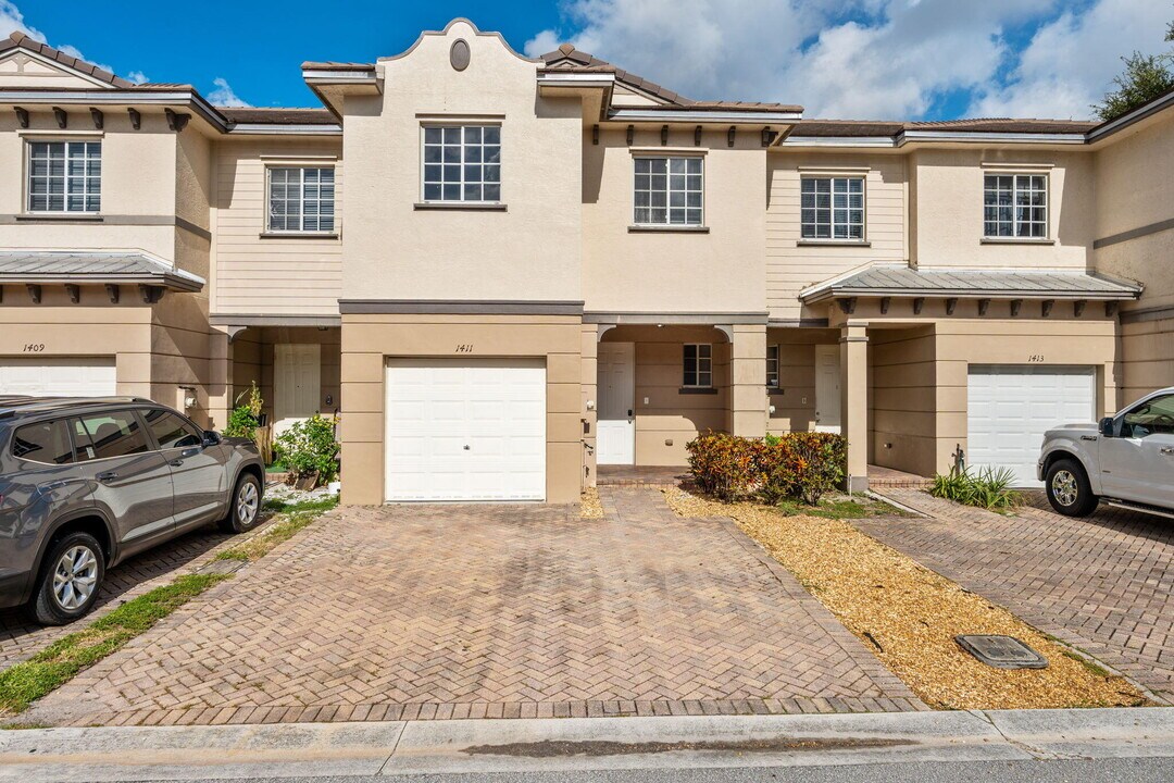 1411 Lucaya Dr in Riviera Beach, FL - Building Photo