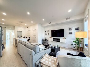 231 Maverick St, Unit 3 in Boston, MA - Foto de edificio - Building Photo