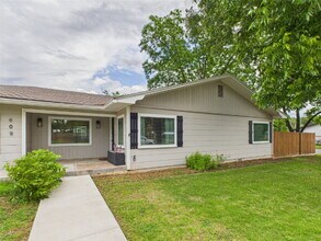 409 S Pear St in Fredericksburg, TX - Building Photo - Building Photo