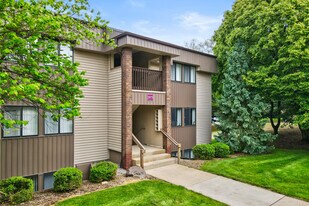 Arbor Lake Apartments in Wyoming, MI - Building Photo