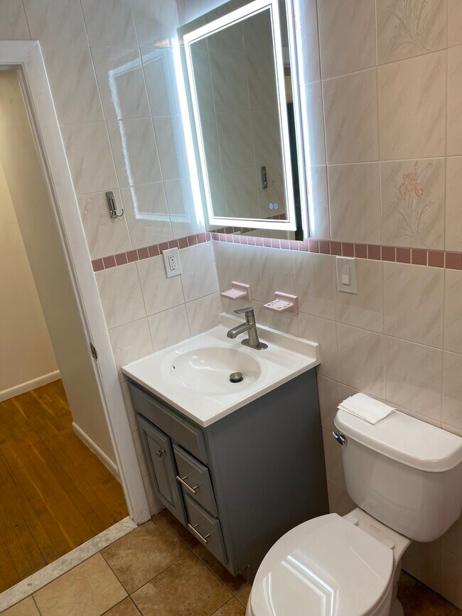 62 Nonantum St, Unit 2 in Boston, MA - Foto de edificio - Building Photo