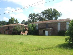 350 Dees St in Deridder, LA - Foto de edificio - Building Photo