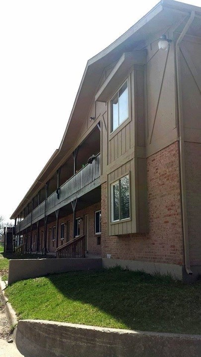 Chateau Village in Battle Creek, MI - Building Photo