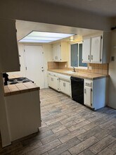 409 Quailridge Rd-Unit -Unit B in Bakersfield, CA - Foto de edificio - Building Photo