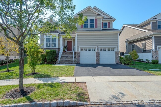 property at 8 Comstock Ln