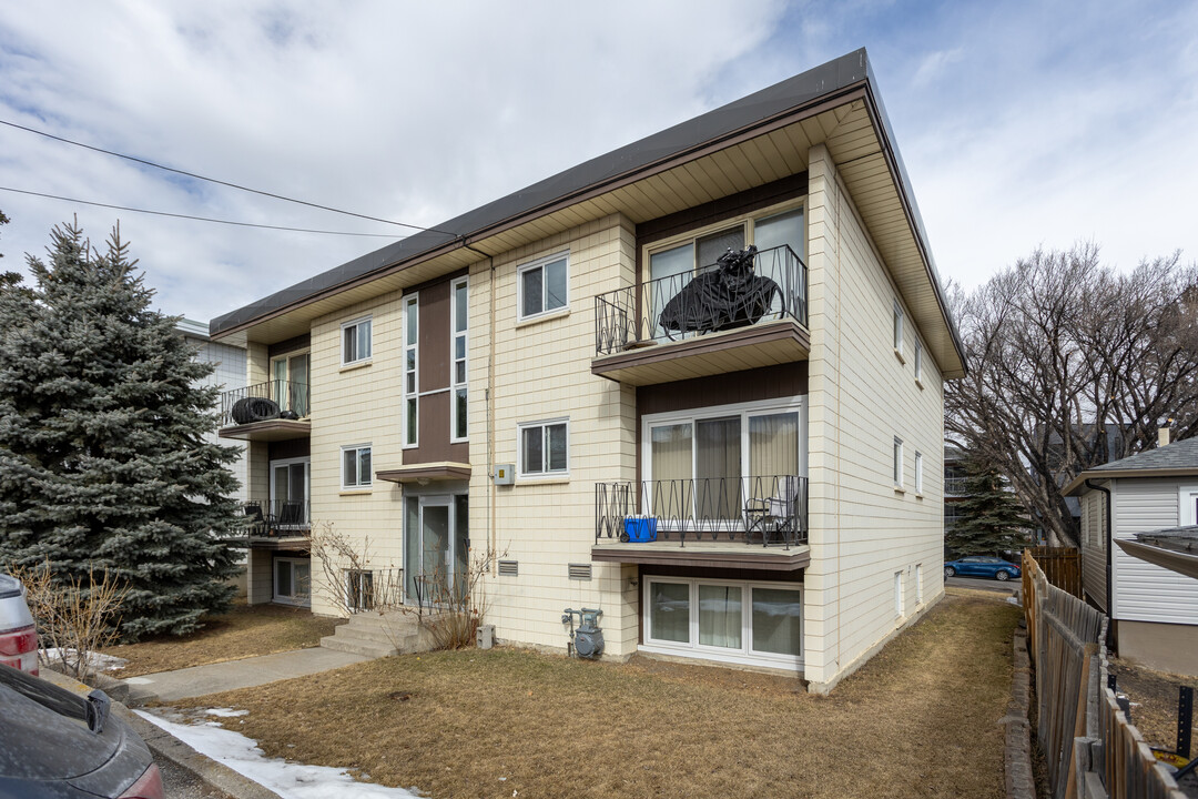 Northland Manor in Calgary, AB - Building Photo