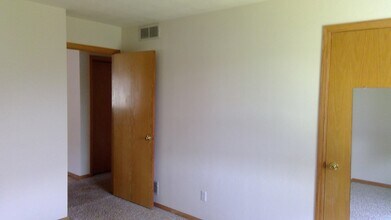 2615-2617 N Wuthering Hills Dr in Janesville, WI - Building Photo - Building Photo