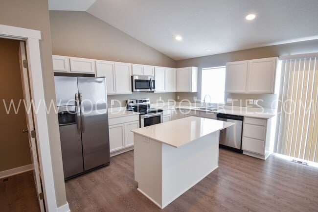 1932 Southbridge Dr in Adel, IA - Building Photo - Building Photo