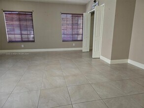 432 W 46th Pl-Unit -0 in Hialeah, FL - Foto de edificio - Building Photo
