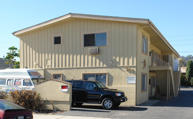 302 S Johnson Ave in El Cajon, CA - Foto de edificio - Building Photo