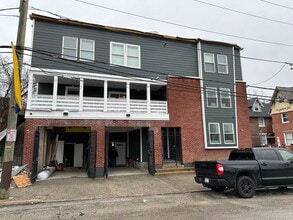 256 N 32nd St, Unit #1 in Philadelphia, PA - Foto de edificio - Building Photo