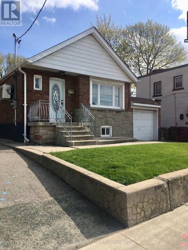 2791 St Clair Ave E in Toronto, ON - Building Photo - Building Photo